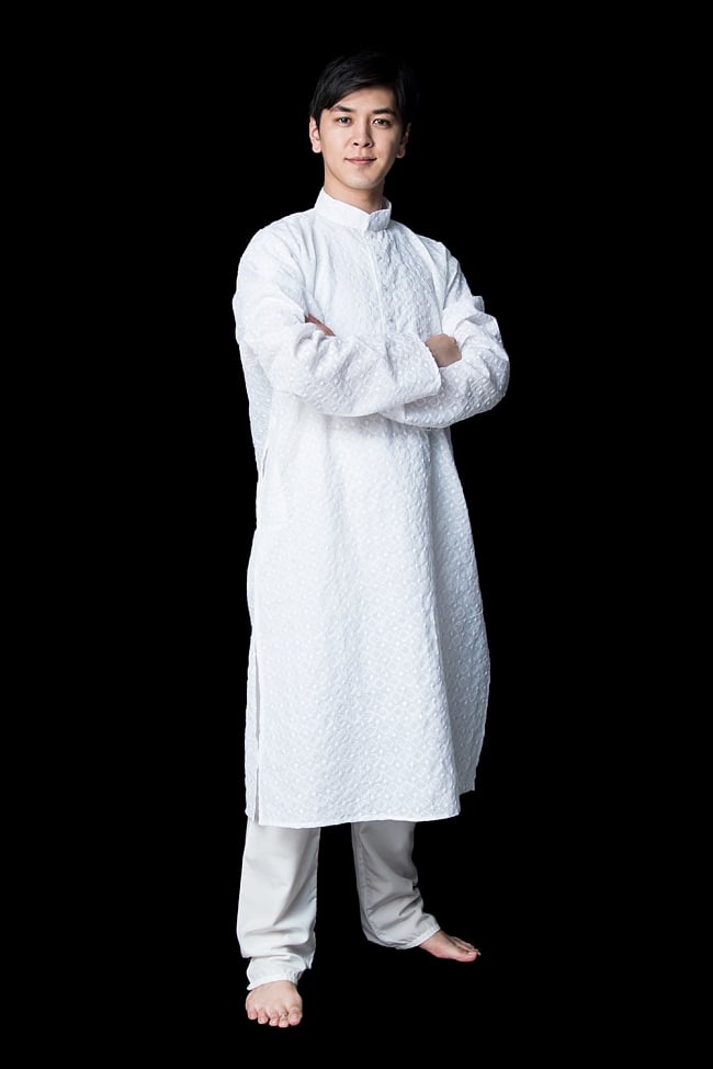 クルタ・パジャマ【ホワイト 格子模様】の写真1枚目です。モデル（173cm）が着用した際の全体的なイメージです。実際に着用したサイズは42になります。クルタパジャマ,Kurta,Pajama,男性,民族衣装