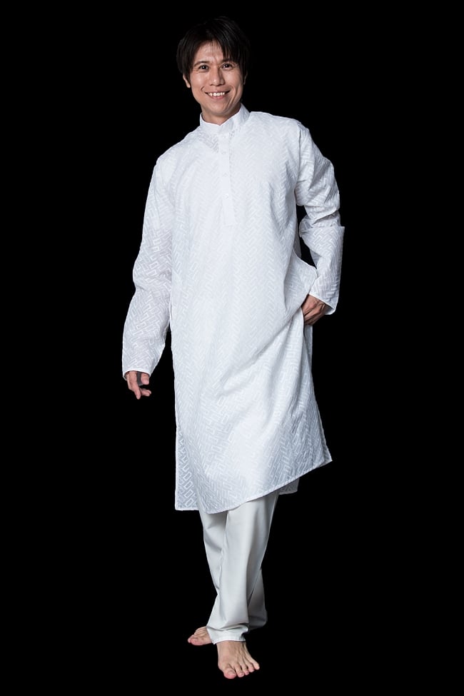 クルタ・パジャマ【ホワイト ブロックパターン】の写真1枚目です。モデル（180cm）が着用した際の全体的なイメージです。実際に着用したサイズは42になります。クルタパジャマ,Kurta,Pajama,男性,民族衣装