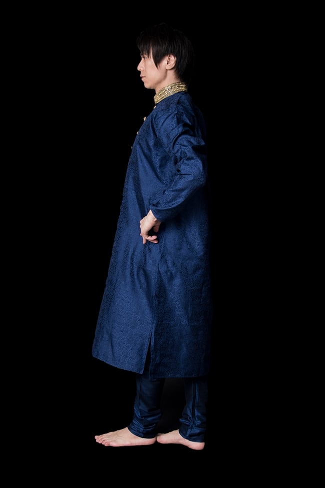 クルタ・パジャマ - グランドネイビー 2 - 側面からみてみました。スリットが入っているので足さばきも楽ちんです。