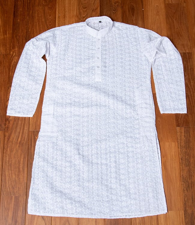 ラクノウ刺繍入り ホワイトクルタ・パジャマ上下セット　インドの男性民族衣装 6 - 上着の全体写真です