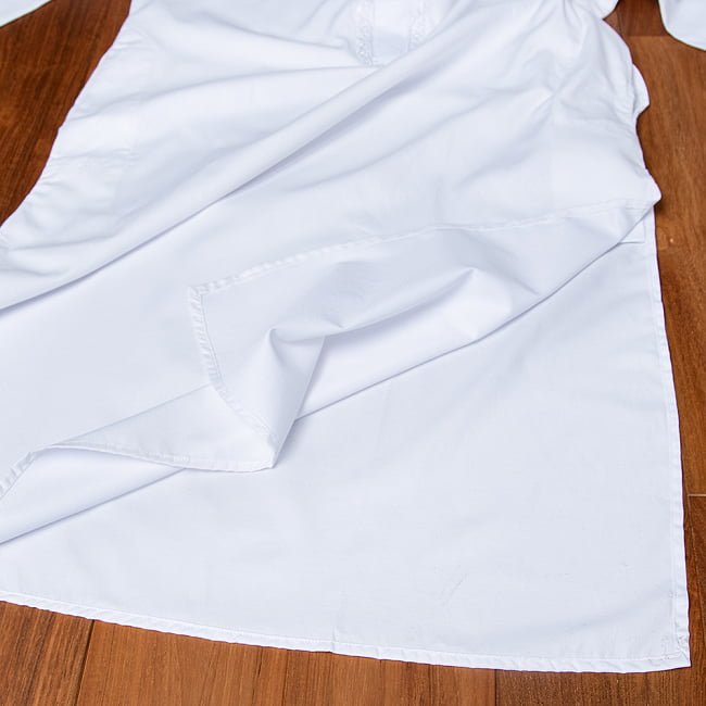シンプルホワイト クルタ・パジャマ上下セット　インドの男性民族衣装 15 - 裾の拡大写真です