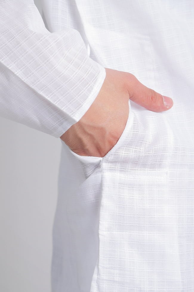 格子模様のホワイト クルタ・パジャマ上下セット　インドの男性民族衣装 5 - さり気なくポケットも、お腹の脇に両方付いています。