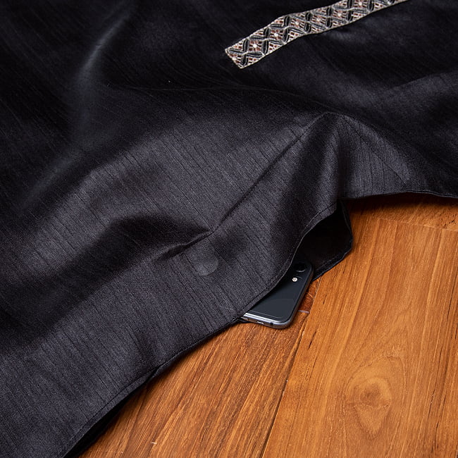 比翼仕立ての光沢ブラック クルタ・パジャマ上下セット　インドの男性民族衣装 14 - 裾の拡大写真です