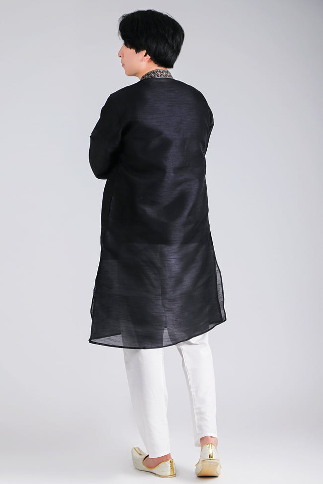 比翼仕立ての光沢ブラック クルタ・パジャマ上下セット　インドの男性民族衣装 3 - 後ろからです