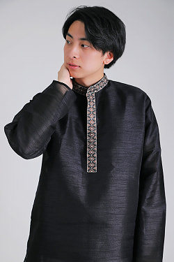 比翼仕立ての光沢ブラック クルタ・パジャマ上下セット　インドの男性民族衣装 - サブ4