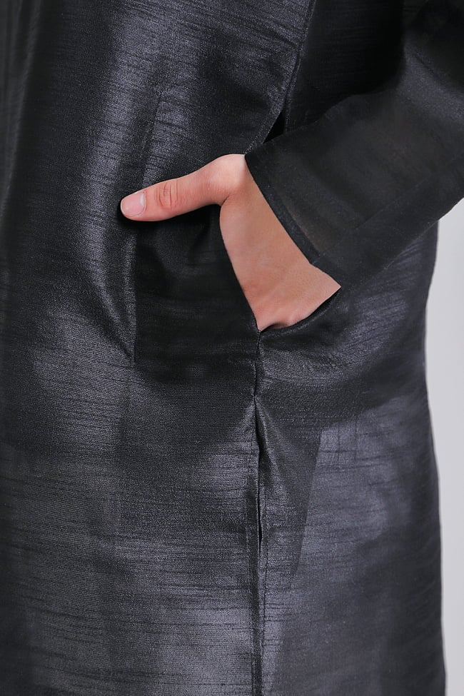 比翼仕立ての光沢ブラック クルタ・パジャマ上下セット　インドの男性民族衣装 5 - さり気なくポケットも、お腹の脇に両方付いています。
