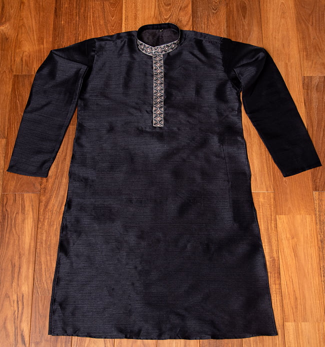 比翼仕立ての光沢ブラック クルタ・パジャマ上下セット　インドの男性民族衣装 6 - 上着の全体写真です