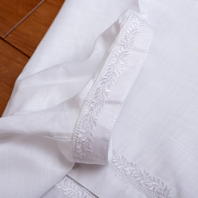シンプルホワイト　クルタ・パジャマ上下セット　インドの男性民族衣装 11 - 襟の部分にも刺繍が施されています