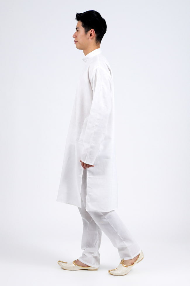 シンプルホワイト　クルタ・パジャマ上下セット　インドの男性民族衣装 2 - 横からの写真です