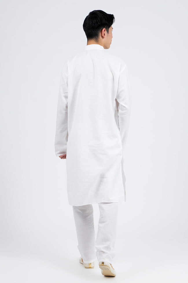 シンプルホワイト　クルタ・パジャマ上下セット　インドの男性民族衣装 3 - 後ろからです