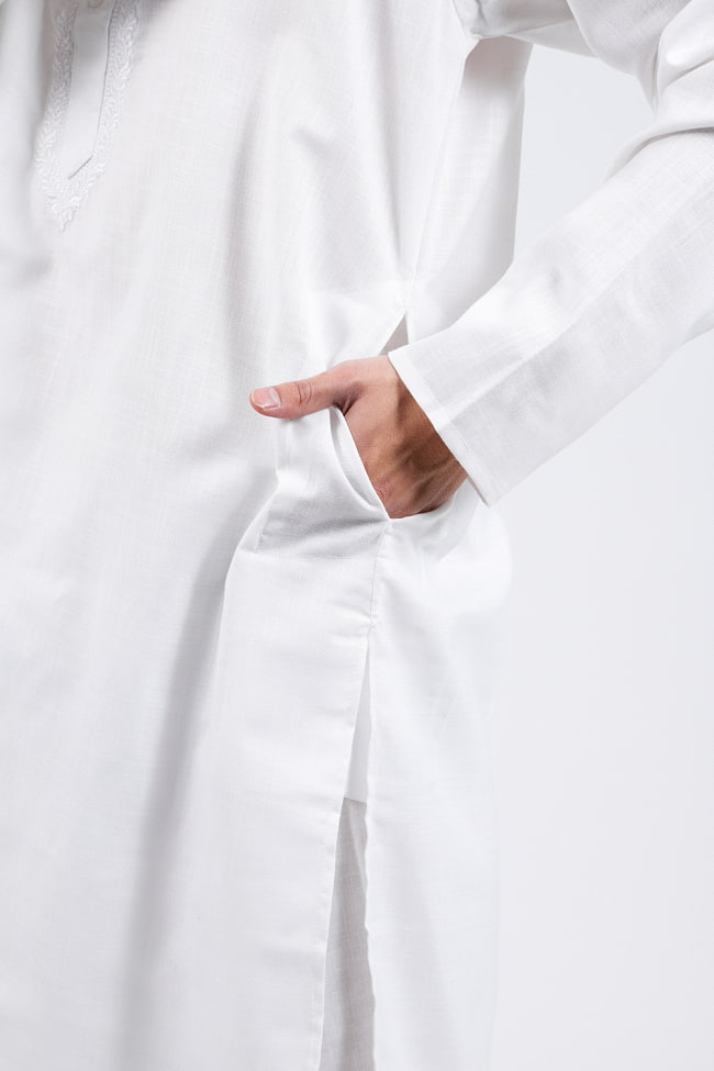 シンプルホワイト　クルタ・パジャマ上下セット　インドの男性民族衣装 5 - さり気なくポケットも、お腹の脇に両方付いています。