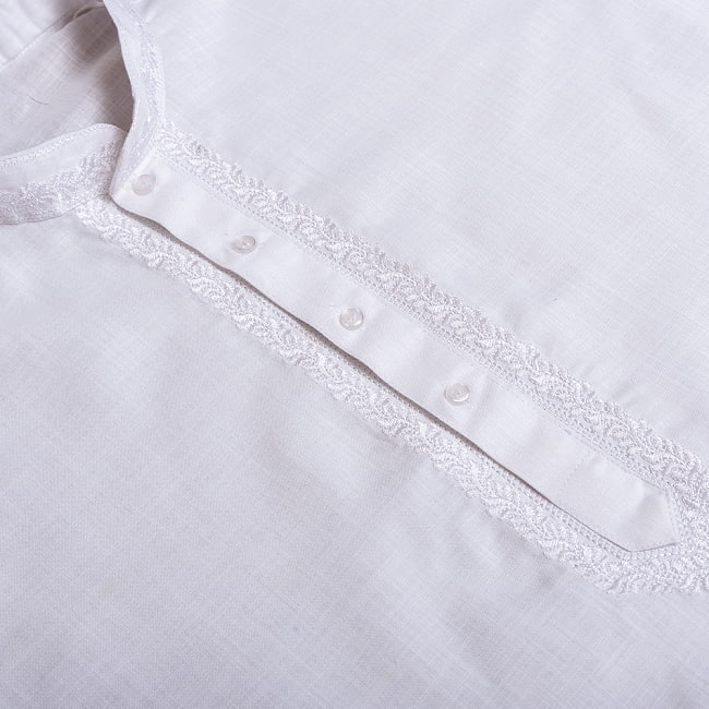 シンプルホワイト　クルタ・パジャマ上下セット　インドの男性民族衣装 9 - ボタン周りの刺繍が良いアクセントになっています