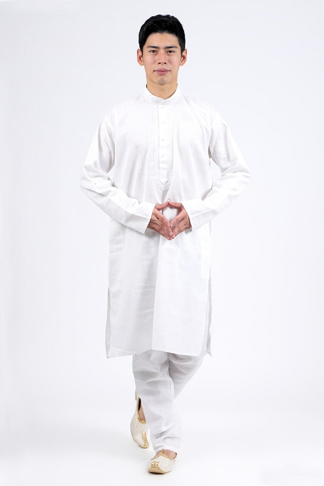 シンプルホワイト　クルタ・パジャマ上下セット　インドの男性民族衣装の写真