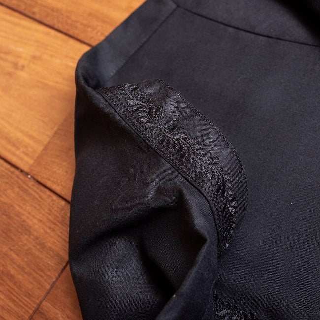 シンプルブラック　クルタ・パジャマ上下セット　インドの男性民族衣装 10 - 襟の部分にも刺繍が施されています