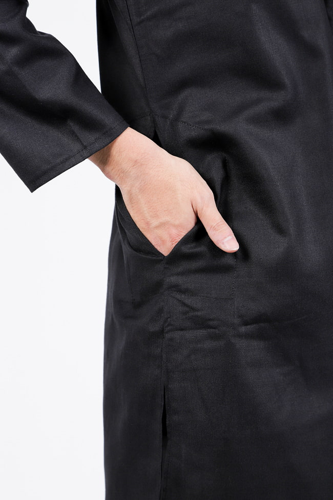 シンプルブラック　クルタ・パジャマ上下セット　インドの男性民族衣装 5 - さり気なくポケットも、お腹の脇に両方付いています。
