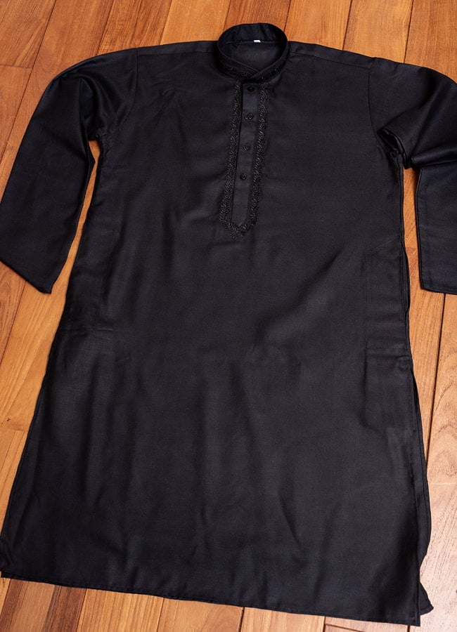シンプルブラック　クルタ・パジャマ上下セット　インドの男性民族衣装 6 - 上着の全体写真です