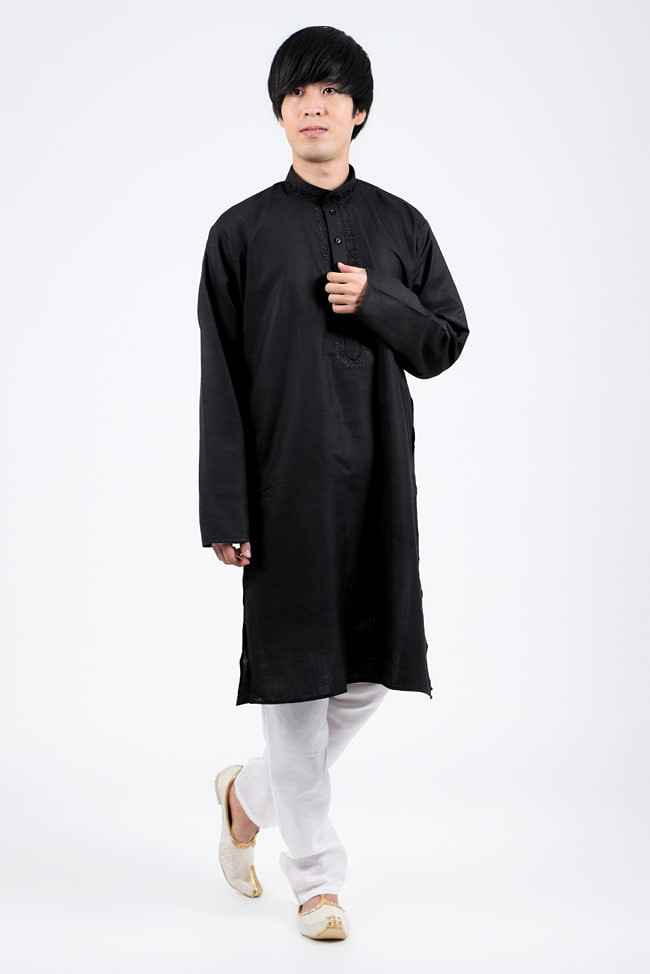 シンプルブラック　クルタ・パジャマ上下セット　インドの男性民族衣装の写真1枚目です。クルタパジャマの、上着とパンツの上下セットです。モデル着用は40号です。(モデル身長178cm 普段M～Lサイズの服)　また、靴は別売りです。「モジャリ」という靴で、クルタに似合うのでオススメです。クルタパジャマ,Kurta,Pajama,男性,民族衣装,黒