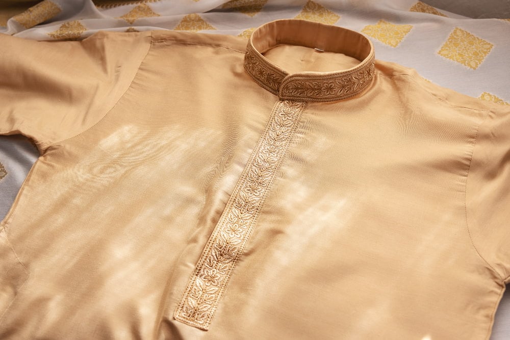 〔各色あり〕比翼仕立て　更紗刺繍入り　クルタ・パジャマ上下セット　インドの男性民族衣装1枚目の説明写真です