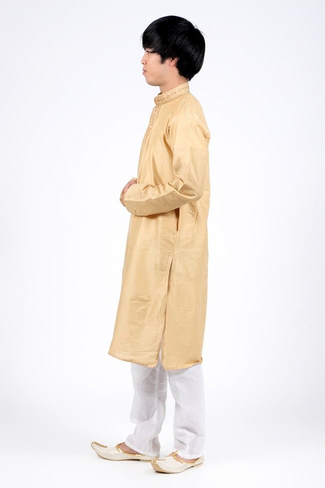 〔各色あり〕比翼仕立て　更紗刺繍入り　クルタ・パジャマ上下セット　インドの男性民族衣装 2 - 横からの写真です