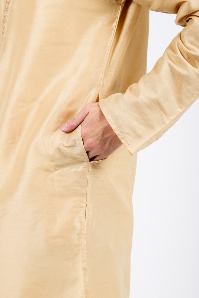 〔各色あり〕比翼仕立て　更紗刺繍入り　クルタ・パジャマ上下セット　インドの男性民族衣装 5 - さり気なくポケットも、お腹の脇に両方付いています。