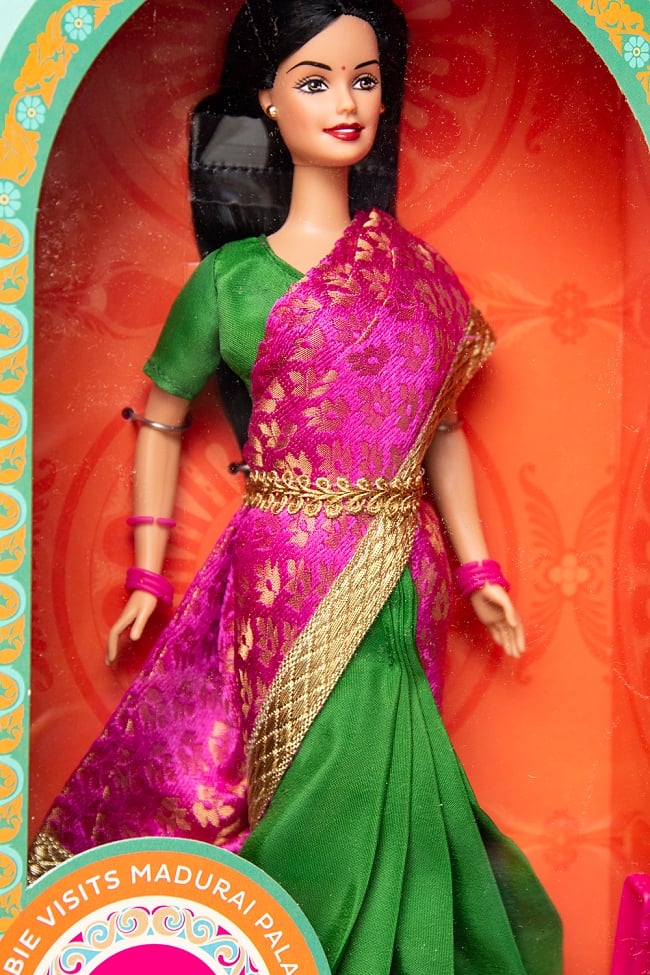 インドのバービー人形 マドゥライの宮殿を訪ねて 3 - インドの伝統衣装に身を包んでいます。