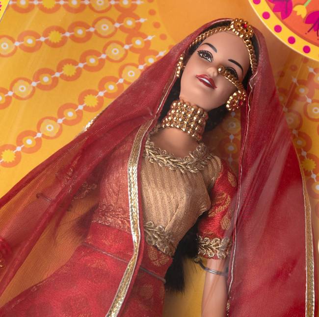 インドのバービー人形 - ウエディングファンタジー 2 - 赤ドレスの拡大写真になります