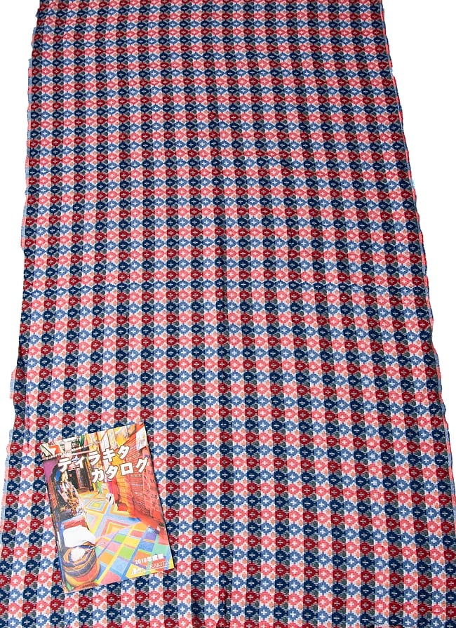 [約2メートル]ネパール伝統のダッカ織り布 7 - A4冊子と比べてみるとこれくらいの広がりです。