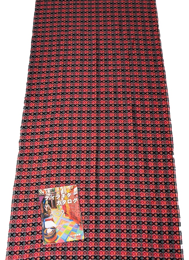 [約2メートル]ネパール伝統のダッカ織り布 7 - A4冊子と比べてみるとこれくらいの広がりです。