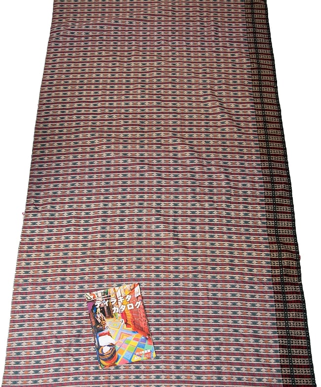 [約2メートル]ネパール伝統のダッカ織り布 7 - A4冊子と比べてみるとこれくらいの広がりです。