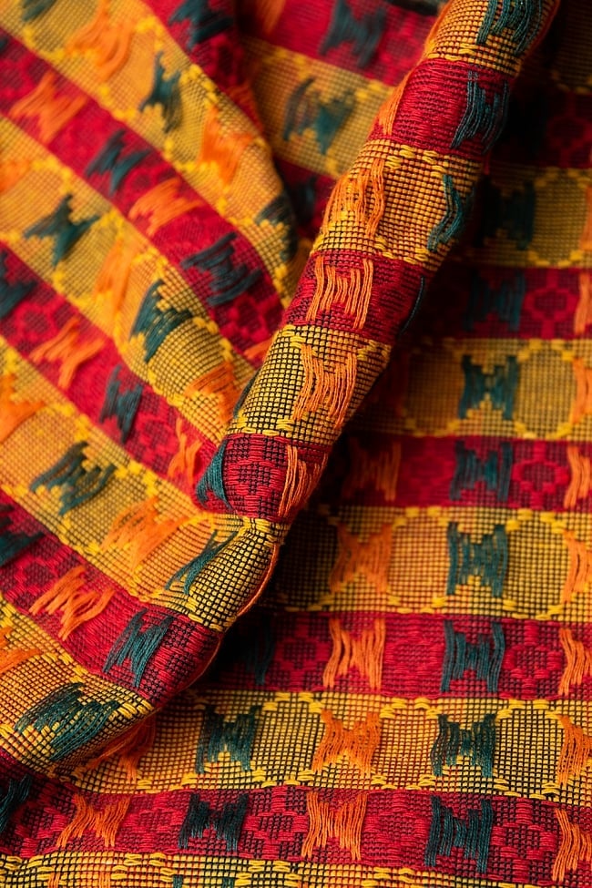 ネパール伝統のダッカ織り布 1メートル切り売り 6 - 裏地はこのようになっています。