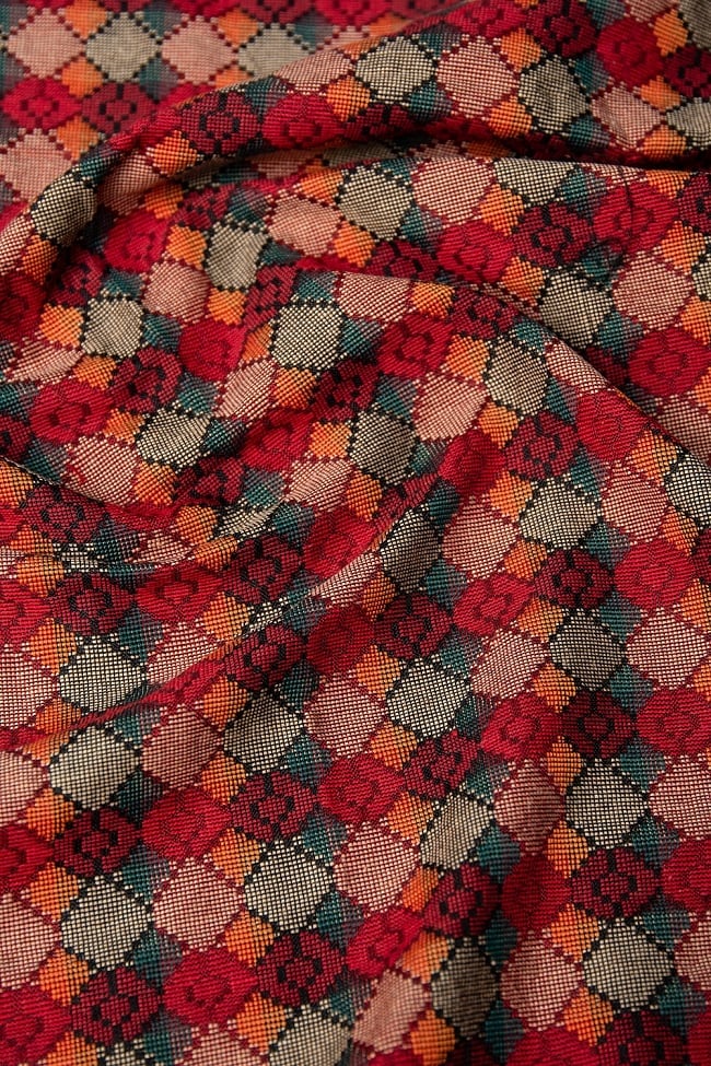 ネパール伝統のダッカ織り布 1メートル切り売り 2 - 近くから見てみました。