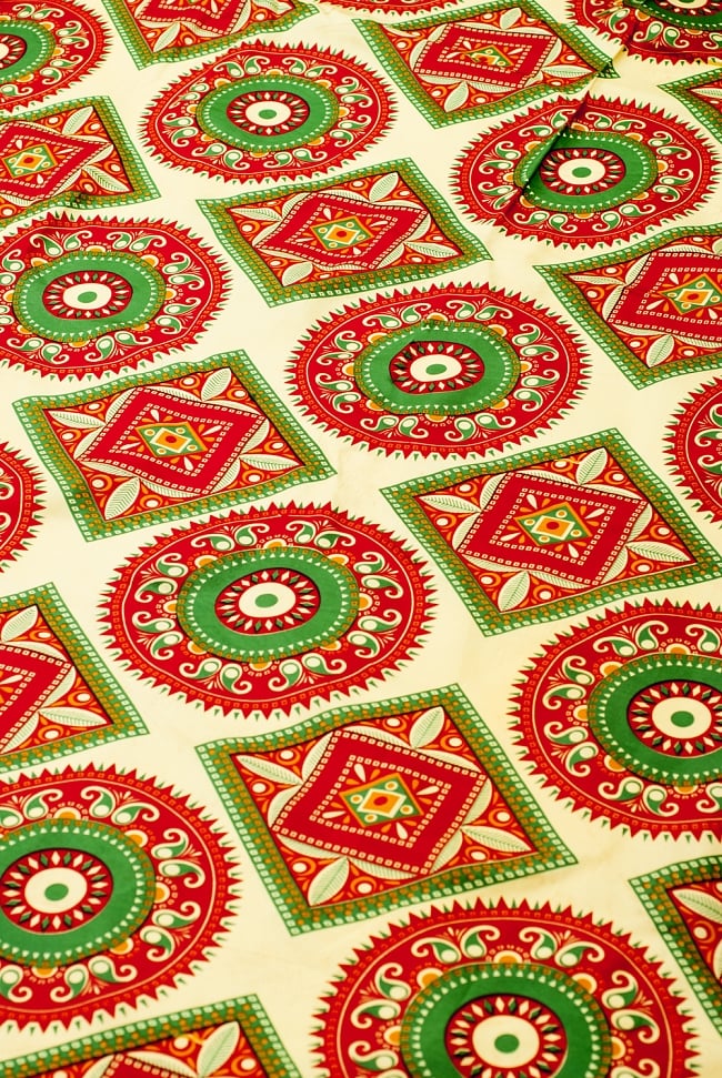 【横幅：155cm】パーティー向けデコレーション布(1m切り売り)の写真1枚目です。インドの伝統模様がドカンとプリントされた、色鮮やかな布地です。量り売り,切り売り,アジア布 量り売り,デコレーション