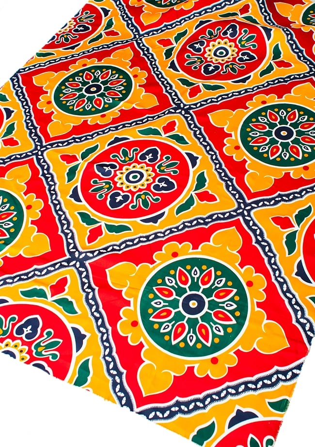 【横幅：142cm】パーティー向けデコレーション布(1m切り売り)の写真1枚目です。インドの伝統模様がドカンとプリントされた、色鮮やかな布地です。量り売り,切り売り,アジア布 量り売り,デコレーション