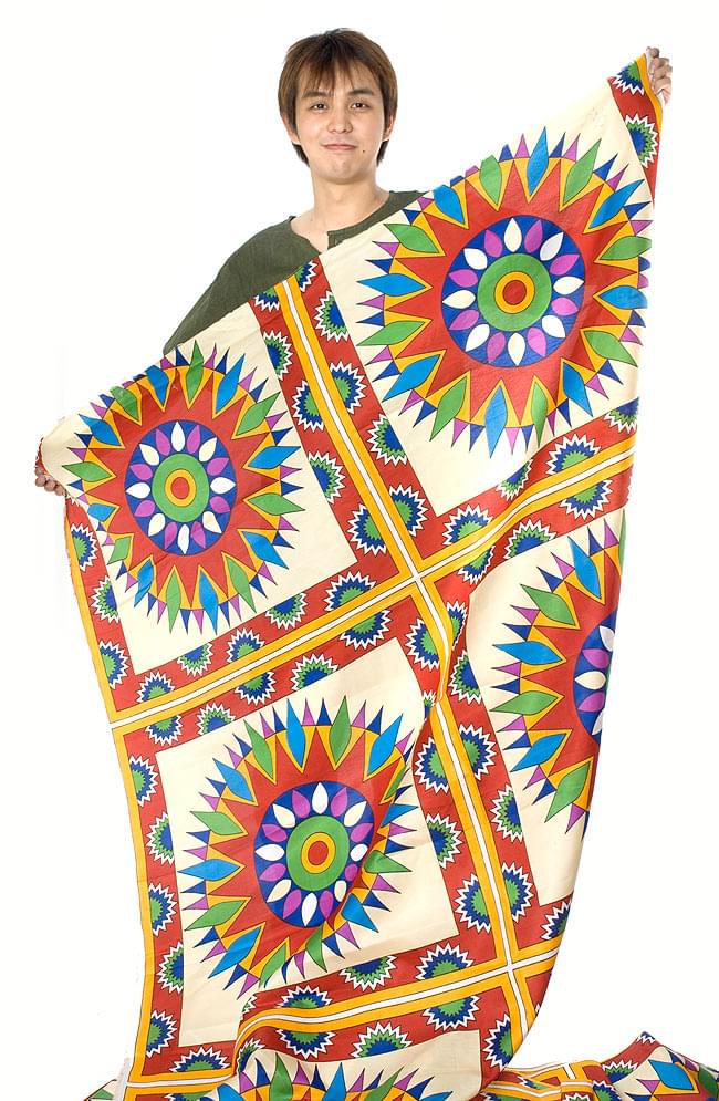 【横幅:145cm】パーティー向けデコレーション布 (1m単位切り売り) 4 - 幅はモデルさんがもつとこのようなサイズ感です!