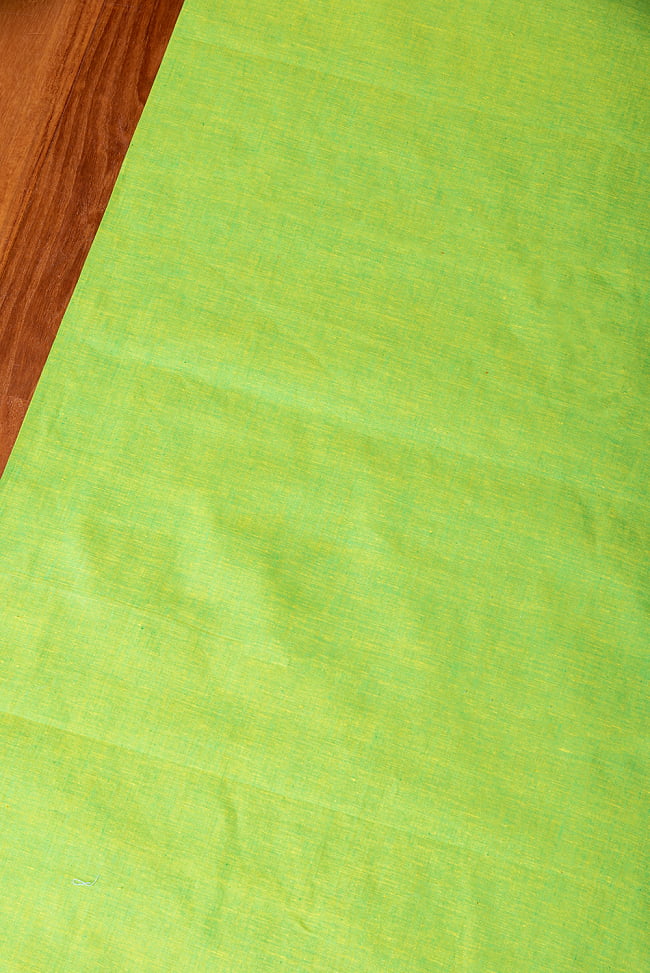 〔1m切り売り〕南インドのシンプル無地コットン布〔幅約110cm〕 - 黄緑 2 - とても素敵な雰囲気です