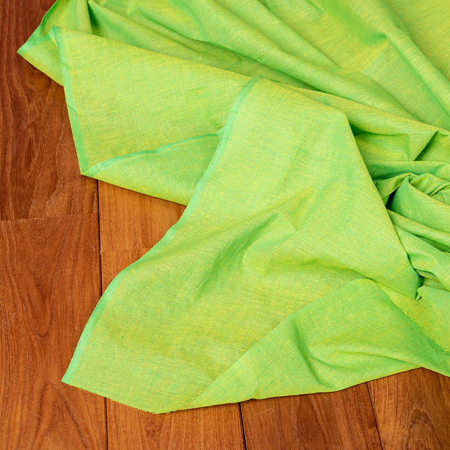 〔1m切り売り〕南インドのシンプル無地コットン布〔幅約110cm〕 - 黄緑 4 - インドならではの布ですね。