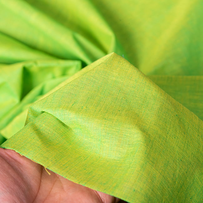 〔1m切り売り〕南インドのシンプル無地コットン布〔幅約110cm〕 - 黄緑 5 - 生地の拡大写真です。とても良い風合いです。