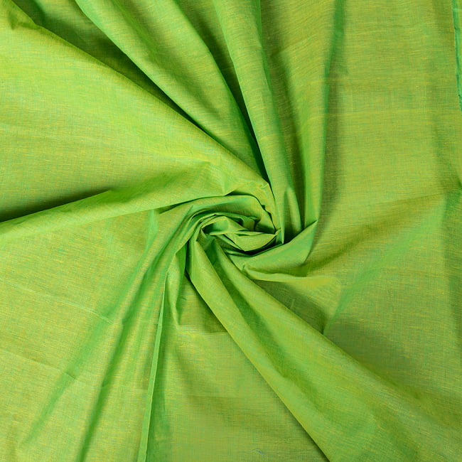 〔1m切り売り〕南インドのシンプル無地コットン布〔幅約110cm〕 - 黄緑の写真1枚目です。インドらしい味わいのある布地です。格子模様,切り売り,量り売り布,アジア布 量り売り,手芸,裁縫,生地,アジアン,ファブリック