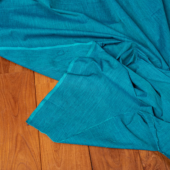〔1m切り売り〕南インドのシンプル無地コットン布〔幅約109cm〕 - ブルーグリーン 4 - インドならではの布ですね。