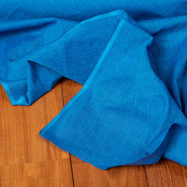 〔1m切り売り〕南インドのシンプル無地コットン布〔幅約108cm〕 - ブルー 4 - インドならではの布ですね。