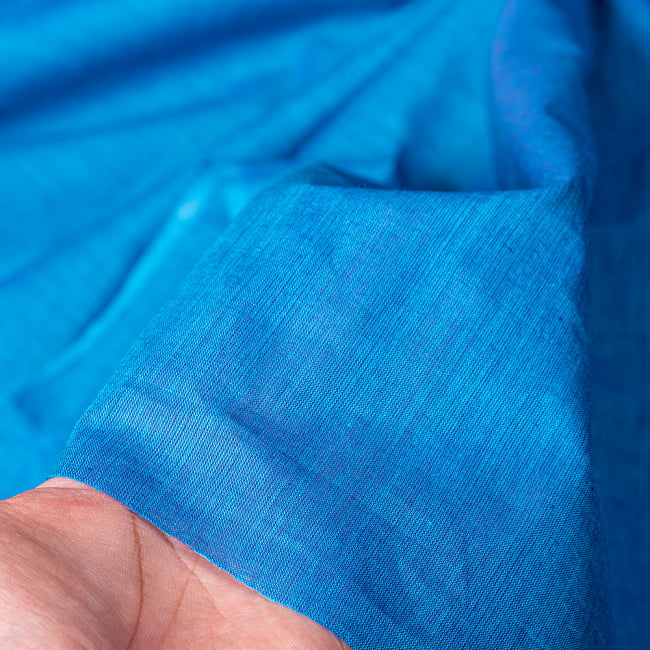〔1m切り売り〕南インドのシンプル無地コットン布〔幅約108cm〕 - ブルー 5 - 生地の拡大写真です。とても良い風合いです。