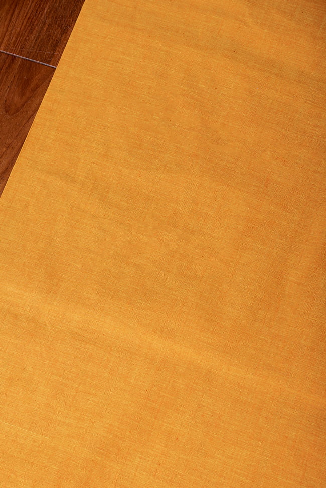 〔1m切り売り〕南インドのシンプル無地コットン布〔幅約111cm〕 - 薄オレンジ 2 - とても素敵な雰囲気です