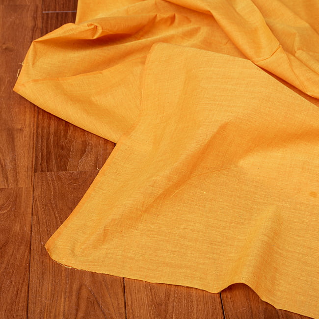 〔1m切り売り〕南インドのシンプル無地コットン布〔幅約111cm〕 - 薄オレンジ 4 - インドならではの布ですね。