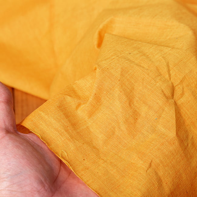 〔1m切り売り〕南インドのシンプル無地コットン布〔幅約111cm〕 - 薄オレンジ 5 - 生地の拡大写真です。とても良い風合いです。