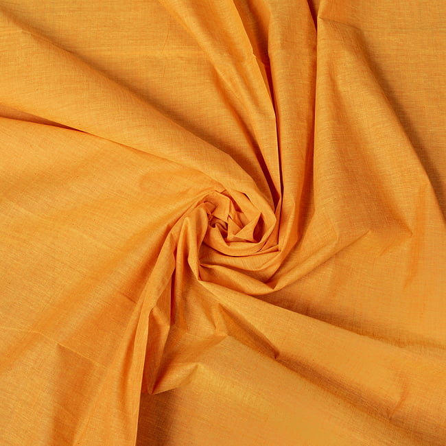 〔1m切り売り〕南インドのシンプル無地コットン布〔幅約111cm〕 - 薄オレンジの写真1枚目です。インドらしい味わいのある布地です。格子模様,切り売り,量り売り布,アジア布 量り売り,手芸,裁縫,生地,アジアン,ファブリック