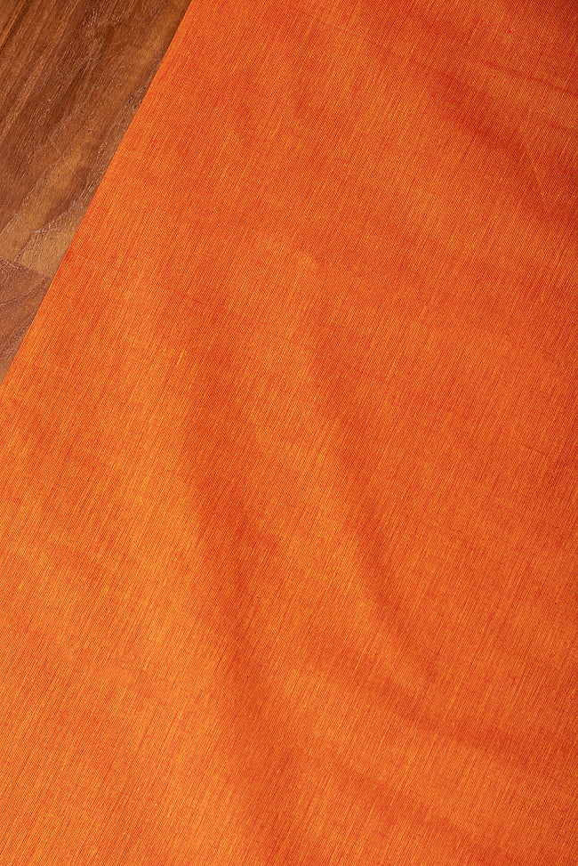 〔1m切り売り〕南インドのシンプル無地コットン布〔幅約109cm〕 - オレンジ 2 - とても素敵な雰囲気です