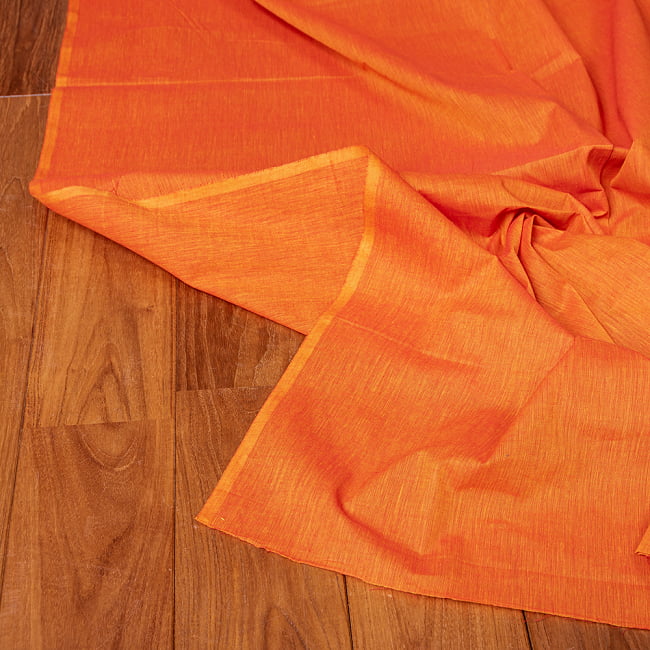 〔1m切り売り〕南インドのシンプル無地コットン布〔幅約109cm〕 - オレンジ 4 - インドならではの布ですね。