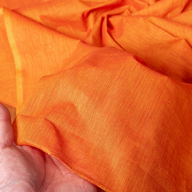 〔1m切り売り〕南インドのシンプル無地コットン布〔幅約109cm〕 - オレンジ 5 - 生地の拡大写真です。とても良い風合いです。
