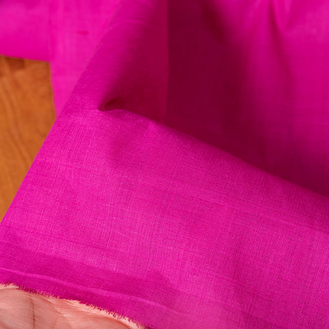 〔1m切り売り〕南インドのシンプルコットン布〔幅約108.5cm〕 - 赤紫 5 - 生地の拡大写真です。とても良い風合いです。