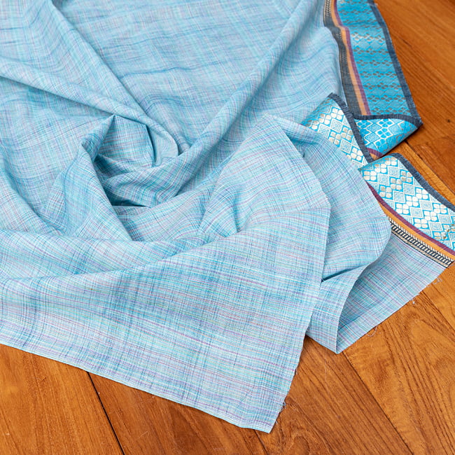 〔1m切り売り〕南インドのハーフボーダーコットンクロス〔幅約108cm〕 - 水色 4 - インドならではの布ですね。